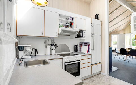 Guja - 250M from the Sea: Køkken, Større Bandage, Køkken Apparat, Countertop, Indretning, Gulvbelægning, Loft, Møbel, Cabinetry, Etage