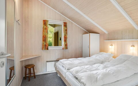 Guja - 250M from the Sea: Træ, Loft, Soveværelse, Indretning, Hjem, Arkitektur, Seng, Dør, Værelse, Sengetøj