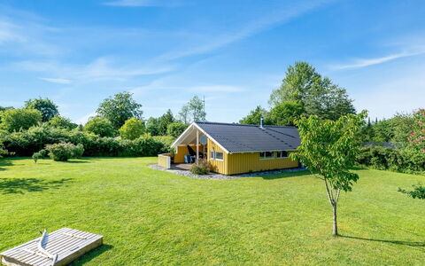 Guja - 250M from the Sea: Sommerhus, Have, Lawn, Estate, Stuehus, Skygge, Landscaping, Garden Bygninger, Gård, Eco Hotel