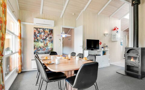 Guja - 250M from the Sea: Træ, Tag, Arkitektur, Hjem, Hus, Sommerhus, Sidespor, Hårdttræ, Hældning, Estate