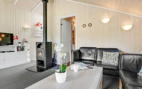Guja - 250M from the Sea: Tag, Sommerhus, Hjem, Skygge, Sidespor, Stuehus, Veranda, Udendørs Struktur, Garden Bygninger