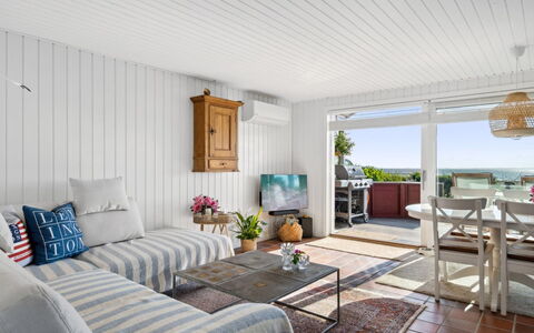 Anselmi - 25M from the Sea: Møbel, Indretning, Gulvbelægning, Couch, Etage, Træ, Bord, Loft, Stol, Stue