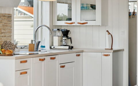 Anselmi - 25M from the Sea: Indretning, Cabinetry, Møbel, Gulvbelægning, Countertop, Køkken, Belysning, Køkken Apparat, Hjem, Skab