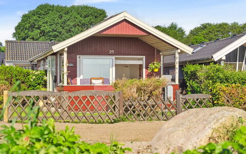 Anselmi - 25M from the Sea: Træ, Tag, Hjem, Hus, Arkitektur, Sidespor, Land Lot, Sommerhus, Skur, Garden Bygninger