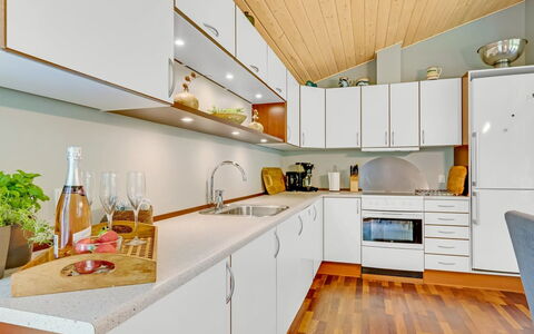 Zölestine - from the Sea: Gulvbelægning, Køkken, Indretning, Countertop, Træ, Cabinetry, Køkken Apparat, Loft, Etage, Trægulve