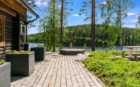 Villa Torni: Træ, Gulvbelægning, Etage, Møbel, Trægulve, Indretning, Køjeseng, Værelse, Bejdse, Hårdttræ