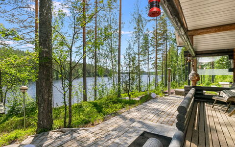 Villa Torni: Træ, Gulvbelægning, Etage, Møbel, Trægulve, Indretning, Køjeseng, Værelse, Bejdse, Hårdttræ