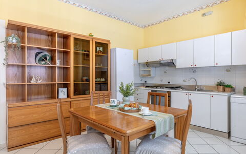 Suite Oltremare: Cabinetry, Møbel, Bord, Stueplante, Plante, Countertop, Træ, Couch, Bygning, Indretning