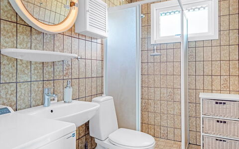 Fiallar - 3.2Km from the Sea: Toiletbræt, Sanitærarmatur, Badeværelse, Gulvbelægning, Toilet, Etage, Indretning, Håndvask, Badeværelsesvask, Vvs