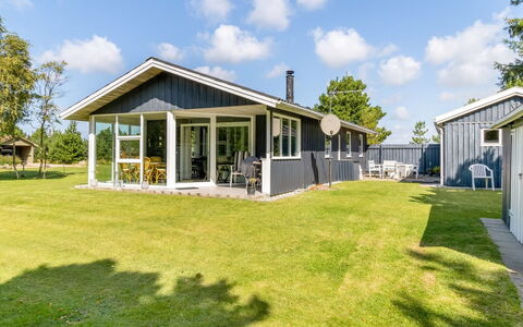 Fiallar - 3.2Km from the Sea: Hus, Hjem, Tag, Sommerhus, Estate, Lawn, Veranda, Sidespor, Skygge, Gård