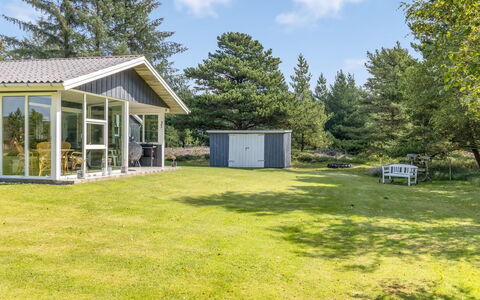 Fiallar - 3.2Km from the Sea: Græs, Hus, Busk, Sommerhus, Land Lot, Tag, Hjem, Bunddække, Have, Garden Bygninger
