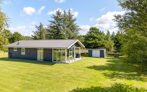 Fiallar - 3.2Km from the Sea: Tag, Sommerhus, Estate, Lawn, Stuehus, Garden Bygninger, Have, Gård, Skur, Landscaping
