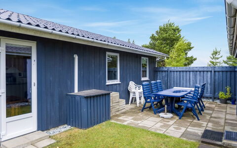 Fiallar - 3.2Km from the Sea: Sommerhus, Sidespor, Planke, Gård, Skygge, Backyard, Have, Hårdttræ, Lawn, Landscaping