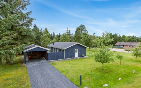 Fiallar - 3.2Km from the Sea: Hus, Hjem, Boligområde, Tag, Sommerhus, Menneskelig Bosættelse, Estate, Landscaping, Have, Indkørsel