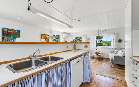 Arntraud - 500M from the Sea: Gulvbelægning, Loft, Etage, Indretning, Køkken, Møbel, Trægulve, Countertop, Værelse, Større Bandage