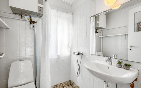 Arntraud - 500M from the Sea: Indretning, Sanitærarmatur, Gulvbelægning, Badeværelse, Badeværelsesvask, Etage, Håndvask, Toilet, Vvs, Værelse