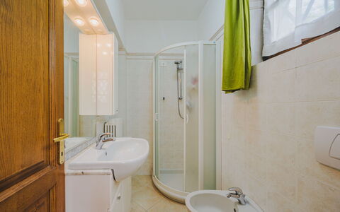 Villa Giuliana: Spejl, Tap, Sanitærarmatur, Håndvask, Badeværelsesvask, Ejendom, Fotografi, Badeværelse, Indretning, Purple