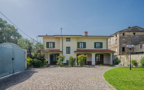 Villa Giuliana: Himmel, Plante, Ejendom, Vindue, Bygning, Land Lot, Dør, Vejbelægning, Boligområde, Træ