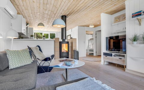 Clea - 300M from the Sea: Køkken, Countertop, Køkken Apparat, Gulvbelægning, Cabinetry, Indretning, Større Bandage, Etage, Hjem, Møbel