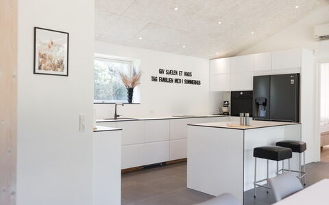 Nico - 600M from the Sea: Gulvbelægning, Indretning, Køkken, Etage, Møbel, Træ, Countertop, Loft, Cabinetry, Lysarmatur