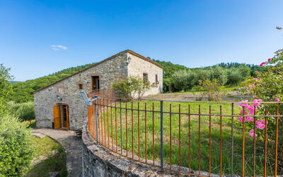 Cerretino Oliveto 647.3: Himmel, Ejendom, Møbel, Bord, Azure, Stol, Bygning, Vindue, Skygge, Arkitektur