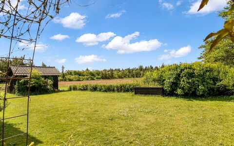 Cillvur - 8Km from the Sea: Møbel, Indretning, Gulvbelægning, Etage, Loft, Værelse, Stol, Bord, Lejlighed, Køkken & Spisebord