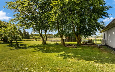 Cillvur - 8Km from the Sea: Møbel, Indretning, Gulvbelægning, Etage, Loft, Værelse, Stol, Bord, Lejlighed, Køkken & Spisebord