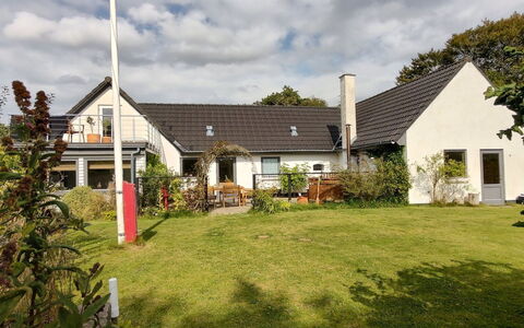Cillvur - 8Km from the Sea: Møbel, Indretning, Gulvbelægning, Etage, Loft, Værelse, Stol, Bord, Lejlighed, Køkken & Spisebord