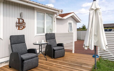Dragan - 250M from the Sea: Møbel, Indretning, Gulvbelægning, Etage, Loft, Værelse, Stol, Bord, Lejlighed, Køkken & Spisebord