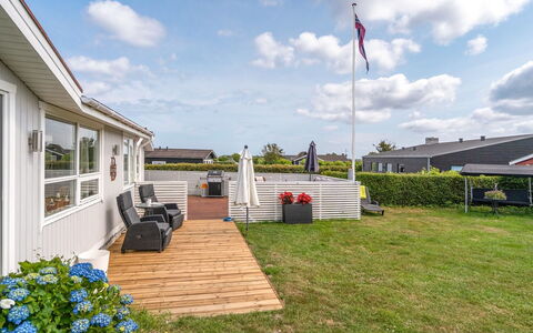 Dragan - 250M from the Sea: Møbel, Indretning, Gulvbelægning, Etage, Loft, Værelse, Stol, Bord, Lejlighed, Køkken & Spisebord