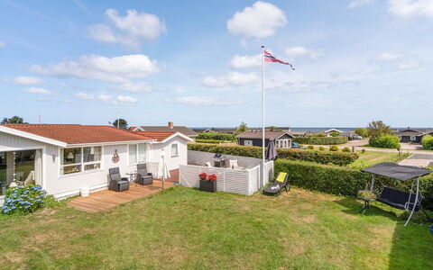 Dragan - 250M from the Sea: Møbel, Indretning, Gulvbelægning, Etage, Loft, Værelse, Stol, Bord, Lejlighed, Køkken & Spisebord