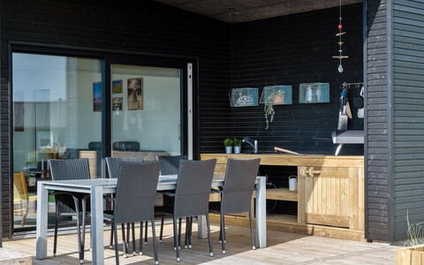 Lyder - 400M from the Sea: Møbel, Indretning, Gulvbelægning, Etage, Loft, Værelse, Stol, Bord, Lejlighed, Køkken & Spisebord