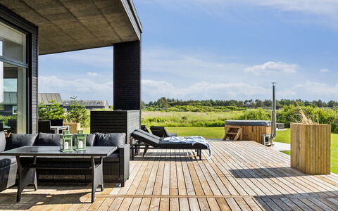 Lyder - 400M from the Sea: Møbel, Indretning, Gulvbelægning, Etage, Loft, Værelse, Stol, Bord, Lejlighed, Køkken & Spisebord