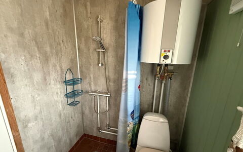 Srebrenka - 350M from the Sea: Sanitærarmatur, Gulvbelægning, Etage, Vvs, Toiletbræt, Badeværelse, Toilet, Værelse, Flise, Håndvask