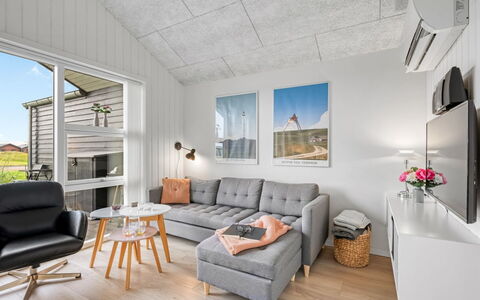 Antonelle - from the Sea: Møbel, Indretning, Gulvbelægning, Etage, Loft, Værelse, Stol, Bord, Lejlighed, Køkken & Spisebord