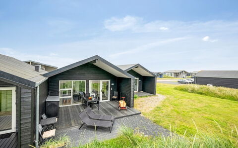 Antonelle - from the Sea: Møbel, Indretning, Gulvbelægning, Etage, Loft, Værelse, Stol, Bord, Lejlighed, Køkken & Spisebord