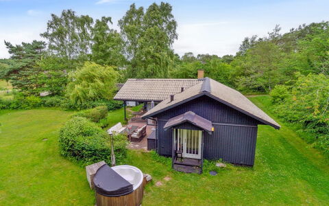 Sybilla - 600M from the Sea: Træ, Tag, Arkitektur, Hjem, Hus, Sommerhus, Sidespor, Hårdttræ, Hældning, Estate