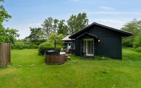 Sybilla - 600M from the Sea: Træ, Tag, Arkitektur, Hjem, Hus, Sommerhus, Sidespor, Hårdttræ, Hældning, Estate