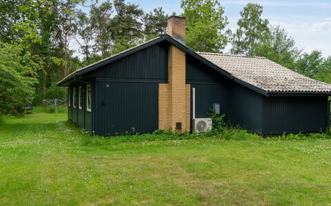 Sybilla - 600M from the Sea: Træ, Tag, Arkitektur, Hjem, Hus, Sommerhus, Sidespor, Hårdttræ, Hældning, Estate