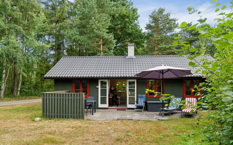 Gail - 200M from the Sea: Svømmepøl, Udendørs Møbler, Fritid, Sanitærarmatur, Jacuzzi, Udvej, Stueplante, Landscaping, Stol