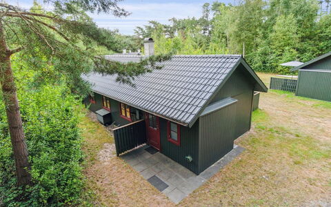 Gail - 200M from the Sea: Svømmepøl, Udendørs Møbler, Fritid, Sanitærarmatur, Jacuzzi, Udvej, Stueplante, Landscaping, Stol