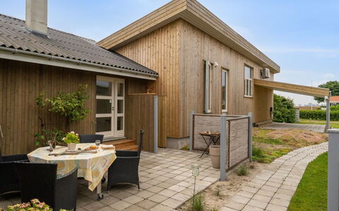 Susana - 50M from the Sea: Svømmepøl, Udendørs Møbler, Møbel, Udvej, Flise, Eco Hotel, Skygge, Stol, Fritid, Estate