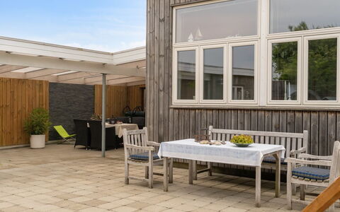 Susana - 50M from the Sea: Svømmepøl, Udendørs Møbler, Møbel, Udvej, Flise, Eco Hotel, Skygge, Stol, Fritid, Estate