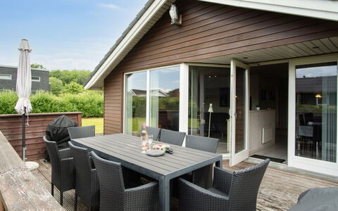 Telli - 350M from the Sea: Hus, Hjem, Dør, Tag, Sommerhus, Estate, Have, Skygge, Sidespor, Gård