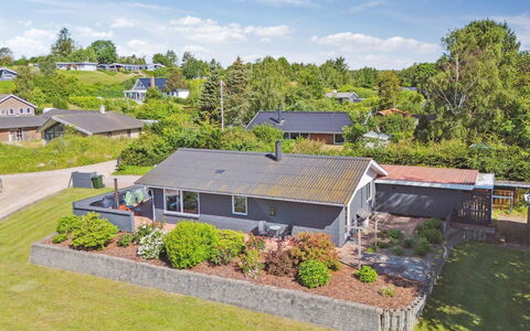 Hubert - 500M from the Sea: Boligområde, Busk, Hus, Hjem, Have, Estate, Skygge, Landscaping, Lawn