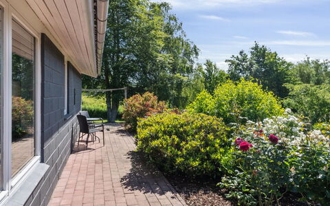 Hubert - 500M from the Sea: Boligområde, Busk, Hus, Hjem, Have, Estate, Skygge, Landscaping, Lawn