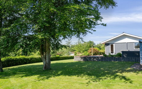 Hubert - 500M from the Sea: Boligområde, Busk, Hus, Hjem, Have, Estate, Skygge, Landscaping, Lawn