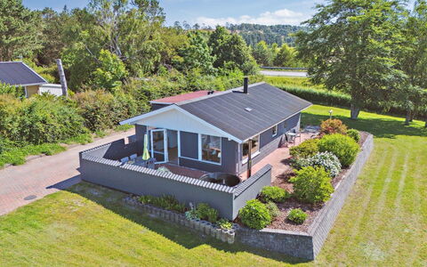 Hubert - 500M from the Sea: Boligområde, Busk, Hus, Hjem, Have, Estate, Skygge, Landscaping, Lawn