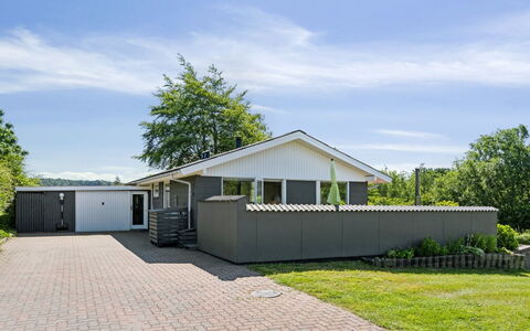 Hubert - 500M from the Sea: Boligområde, Busk, Hus, Hjem, Have, Estate, Skygge, Landscaping, Lawn
