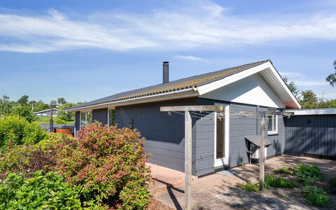 Hubert - 500M from the Sea: Boligområde, Busk, Hus, Hjem, Have, Estate, Skygge, Landscaping, Lawn